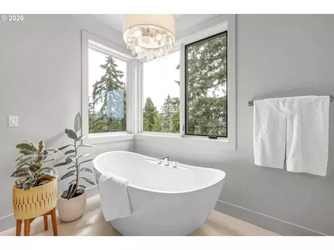 Bath - 1025 Crenshaw Rd, Eugene, OR 97401 photo 3 of 7