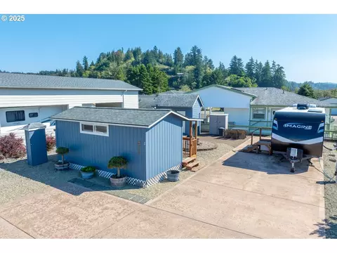 2 Pine Ln, Lakeside, OR 97449