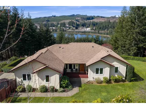 93621 Links Ln, Coos Bay, OR 97420