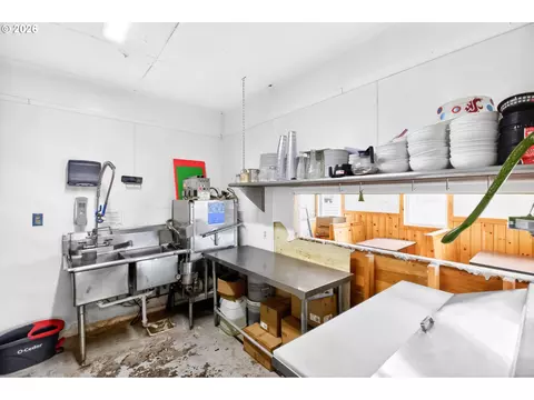 Kitchen - 100 Main St, Moro, OR 97039 photo 4 of 7