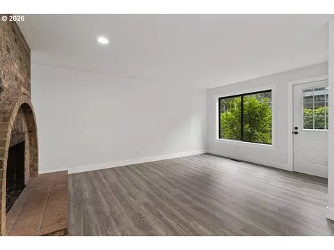Living - 512 SW Eastman Pkwy, Gresham, OR 97080 photo 1 of 8