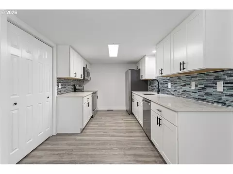 Kitchen - 512 SW Eastman Pkwy, Gresham, OR 97080 photo 1 of 4