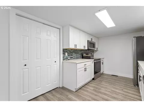 Kitchen - 512 SW Eastman Pkwy, Gresham, OR 97080 photo 4 of 4