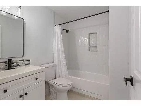 Bath - 512 SW Eastman Pkwy, Gresham, OR 97080 photo 2 of 2