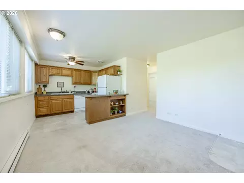 Living - 1525 Garfield Pl, Eugene, OR 97402 photo 1 of 2