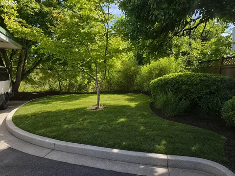 Exterior - 1525 Garfield Pl, Eugene, OR 97402 photo 2 of 3