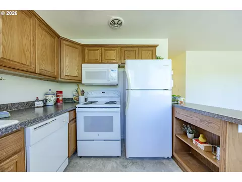 Kitchen - 1525 Garfield Pl, Eugene, OR 97402 photo 1 of 2