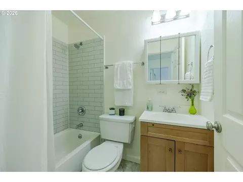 Bath - 1525 Garfield Pl, Eugene, OR 97402 photo 1 of 1