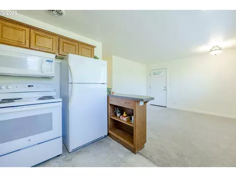 Kitchen - 1525 Garfield Pl, Eugene, OR 97402 photo 2 of 2
