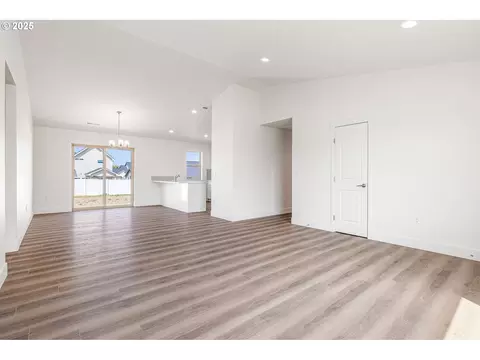 Living - 208 Tiber St, Boardman, OR 97818 photo 4 of 5