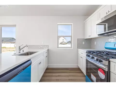 Kitchen - 208 Tiber St, Boardman, OR 97818 photo 3 of 3