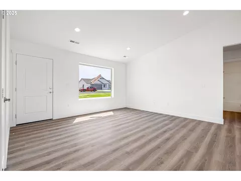 Living - 208 Tiber St, Boardman, OR 97818 photo 1 of 5