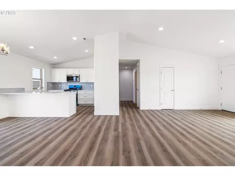 Living - 208 Tiber St, Boardman, OR 97818 photo 5 of 5