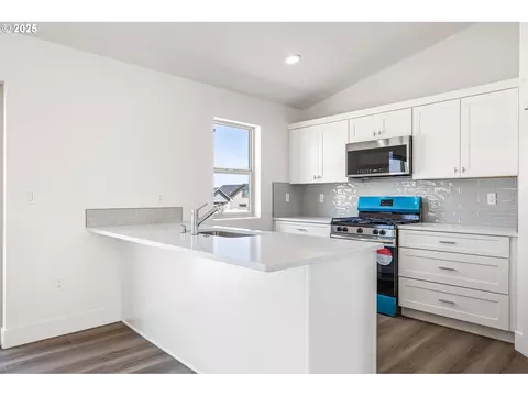 Kitchen - 208 Tiber St, Boardman, OR 97818 photo 2 of 3