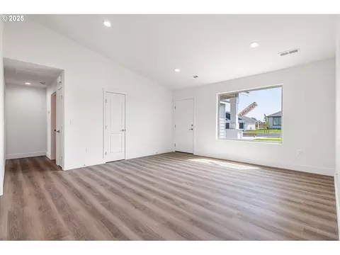 Living - 208 Tiber St, Boardman, OR 97818 photo 3 of 5