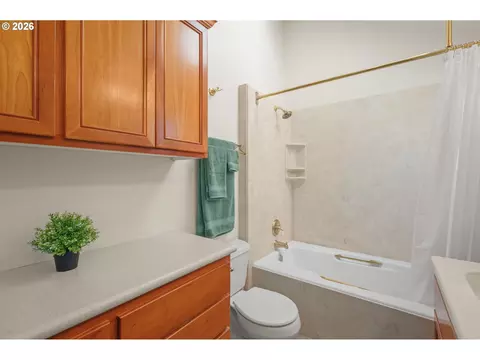 Bath - 4168 Torrington Ave, Eugene, OR 97404 photo 3 of 4