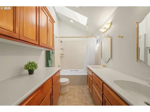 Bath - 4168 Torrington Ave, Eugene, OR 97404 photo 1 of 4