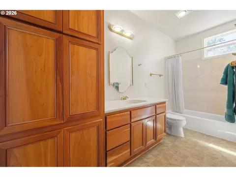 Bath - 4168 Torrington Ave, Eugene, OR 97404 photo 4 of 4