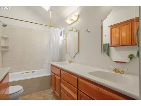 Bath - 4168 Torrington Ave, Eugene, OR 97404 photo 2 of 4