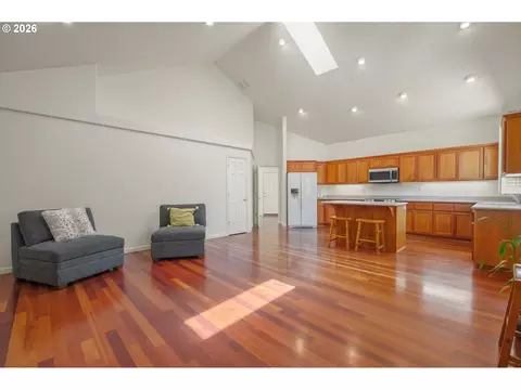 Living - 4168 Torrington Ave, Eugene, OR 97404 photo 5 of 9