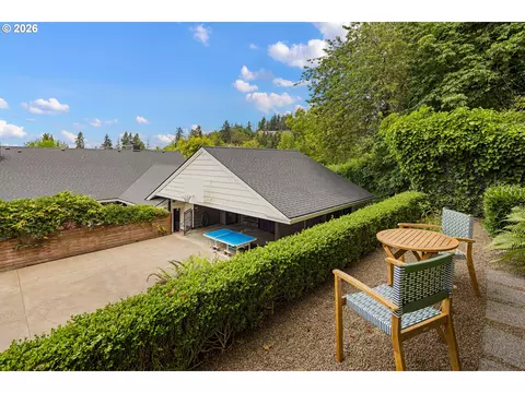 Exterior - 2105 Fairmount Blvd, Eugene, OR 97403 photo 6 of 8