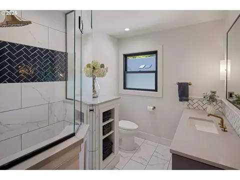 Bath - 2105 Fairmount Blvd, Eugene, OR 97403 photo 4 of 5