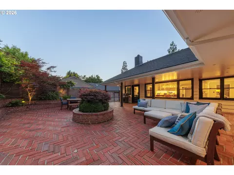 Exterior - 2105 Fairmount Blvd, Eugene, OR 97403 photo 5 of 8