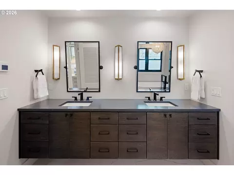 Bath - 2105 Fairmount Blvd, Eugene, OR 97403 photo 2 of 5
