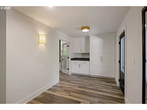 Entry Way - 2105 Fairmount Blvd, Eugene, OR 97403 photo 3 of 4