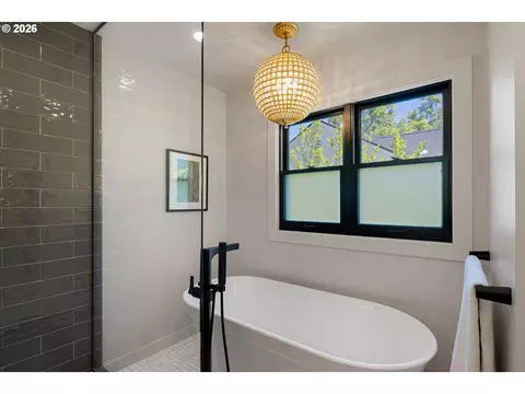 Bath - 2105 Fairmount Blvd, Eugene, OR 97403 photo 3 of 5