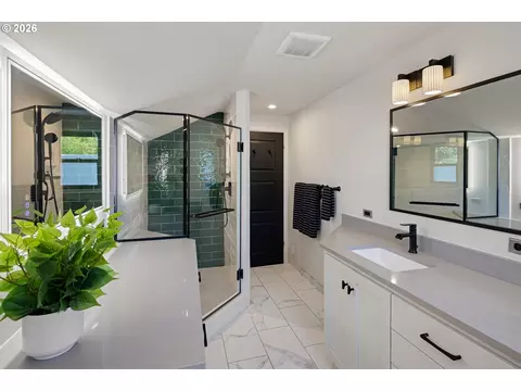 Bath - 2105 Fairmount Blvd, Eugene, OR 97403 photo 5 of 5