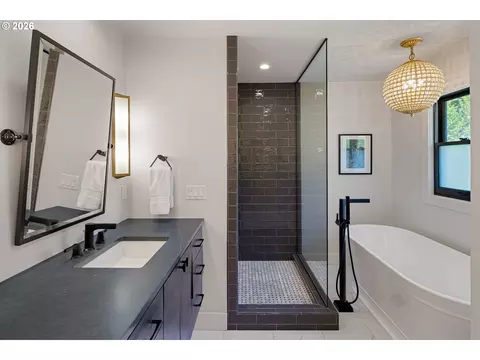 Bath - 2105 Fairmount Blvd, Eugene, OR 97403 photo 1 of 5