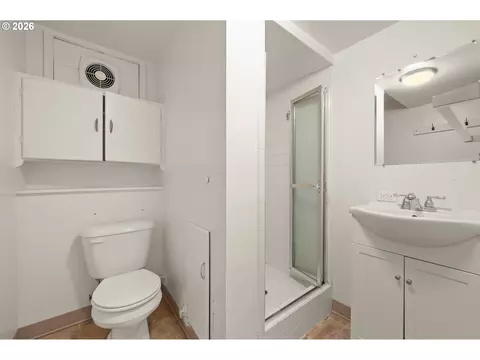 Bath - 2661 Harris St, Eugene, OR 97405 photo 5 of 5