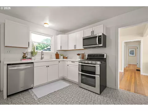 Kitchen - 2661 Harris St, Eugene, OR 97405 photo 2 of 4