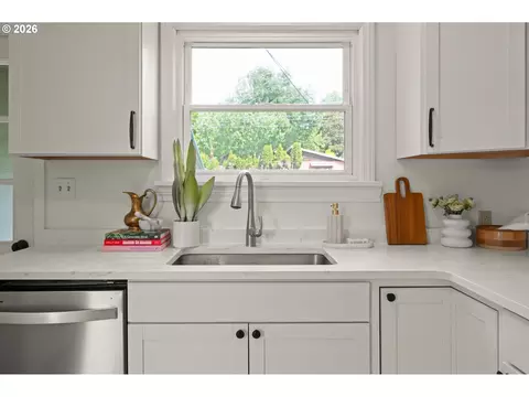 Kitchen - 2661 Harris St, Eugene, OR 97405 photo 3 of 4