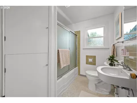 Bath - 2661 Harris St, Eugene, OR 97405 photo 1 of 5
