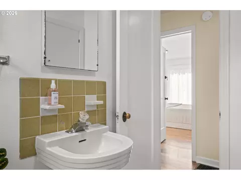 Bath - 2661 Harris St, Eugene, OR 97405 photo 2 of 5