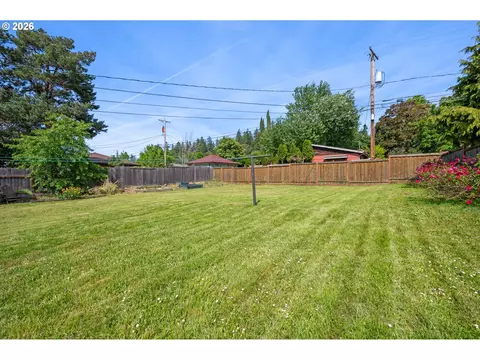 Exterior - 2661 Harris St, Eugene, OR 97405 photo 6 of 9