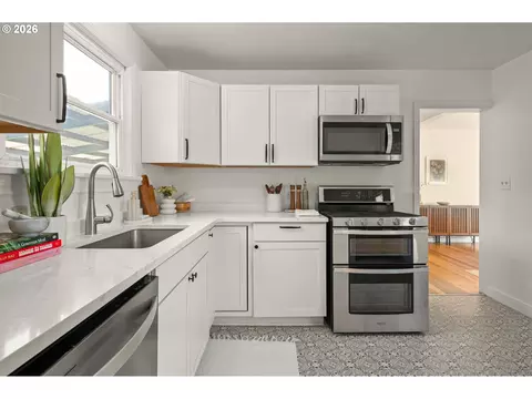 Kitchen - 2661 Harris St, Eugene, OR 97405 photo 4 of 4