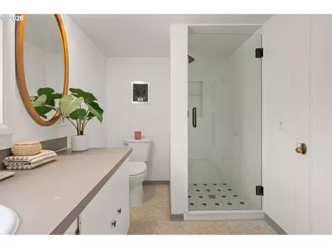 Bath - 2661 Harris St, Eugene, OR 97405 photo 4 of 5