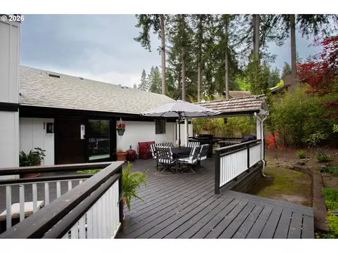 Exterior - 2496 Panorama Dr, Eugene, OR 97405 photo 4 of 11