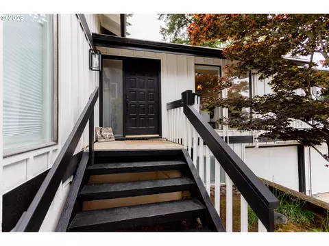 Exterior - 2496 Panorama Dr, Eugene, OR 97405 photo 3 of 11