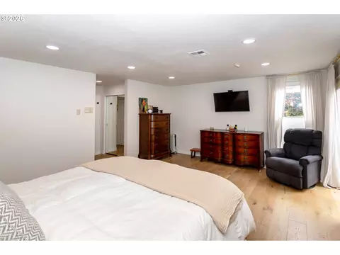 Bedroom - 2496 Panorama Dr, Eugene, OR 97405 photo 8 of 10