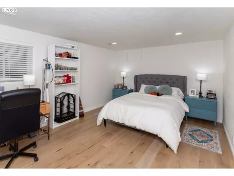 Bedroom - 2496 Panorama Dr, Eugene, OR 97405 photo 9 of 10