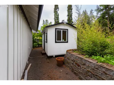 Exterior - 2496 Panorama Dr, Eugene, OR 97405 photo 8 of 11