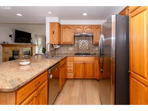 Kitchen - 2496 Panorama Dr, Eugene, OR 97405 photo 2 of 5