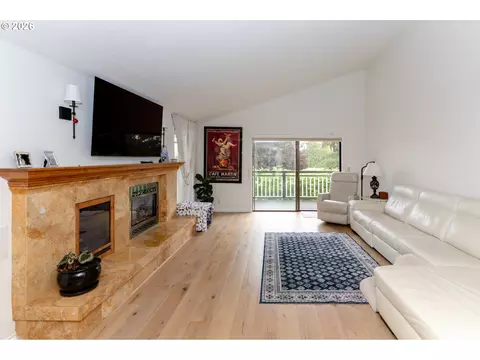 Living - 2496 Panorama Dr, Eugene, OR 97405 photo 3 of 5