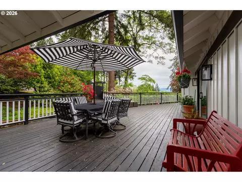 Exterior - 2496 Panorama Dr, Eugene, OR 97405 photo 5 of 11