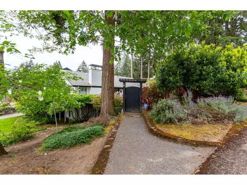 Exterior - 2496 Panorama Dr, Eugene, OR 97405 photo 9 of 11