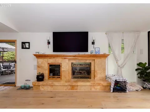 Living - 2496 Panorama Dr, Eugene, OR 97405 photo 4 of 5